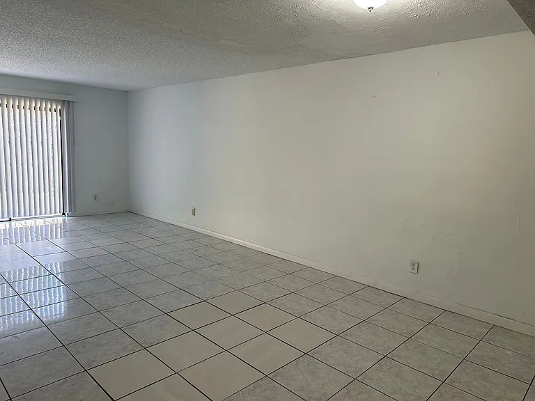 931 SW 20th Ct — Photo 6