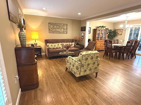 4th image of 901 Spring Garden St