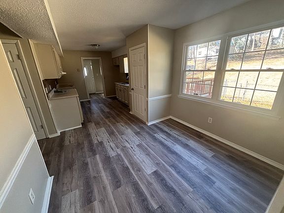 4th image of 832 Sun Valley Rd