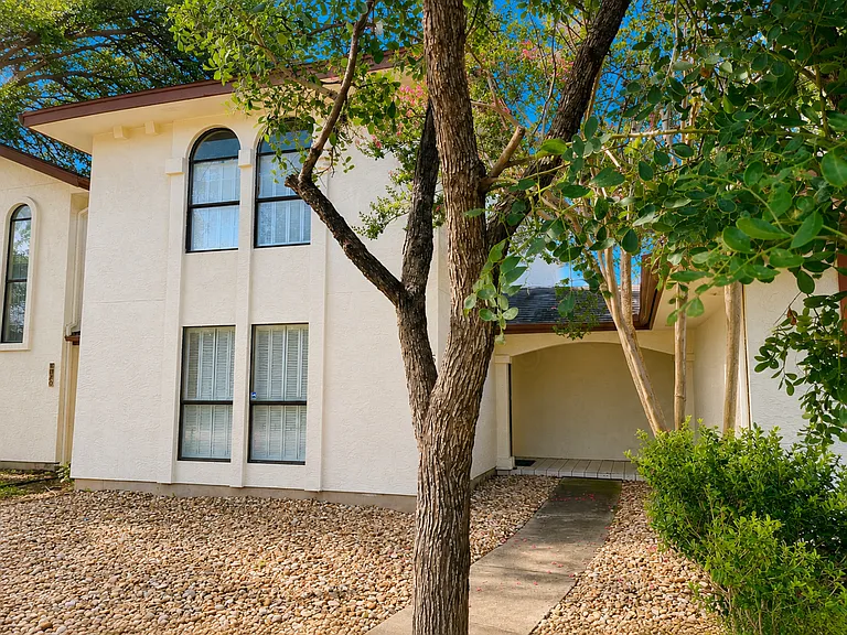5868 Royal Rdg — Photo 3