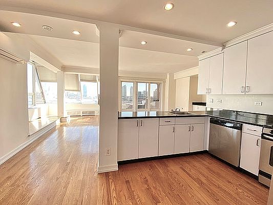 1st image of 20 Beekman Pl Penthouse B12c