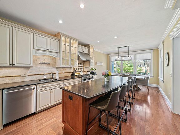 3rd image of 28 Quinns Way