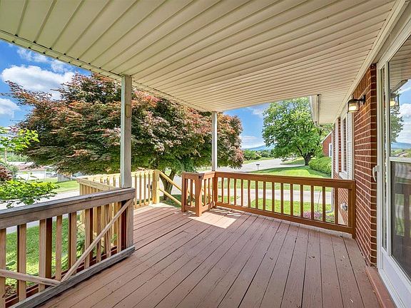 5th image of 819 Glenmore Dr