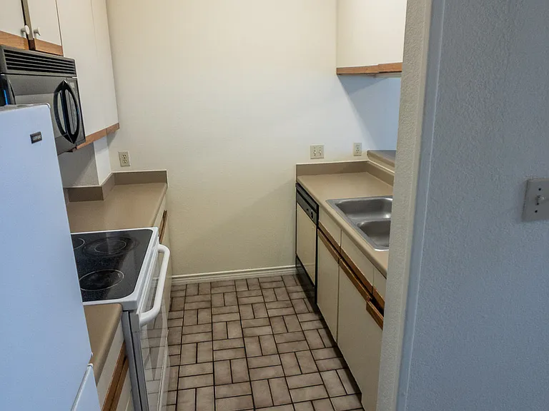 706 W 24th St #310 — Photo 4
