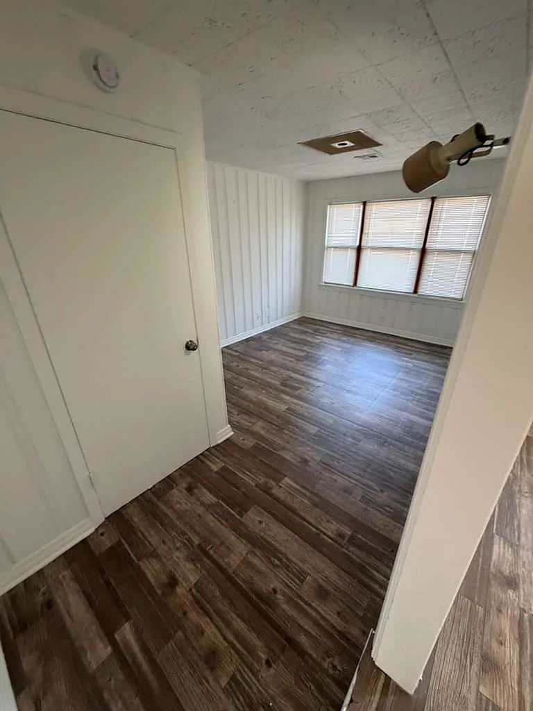 4401 N Rockwell Ave — Photo 2