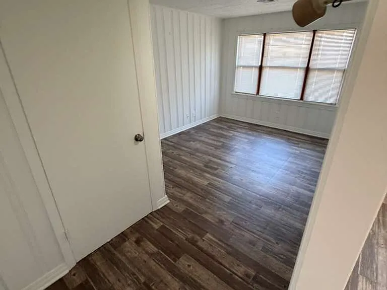 4401 N Rockwell Ave — Photo 2