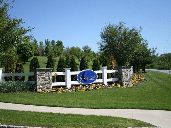 818 Honeybrook Cir, Stewartsville, NJ 08886