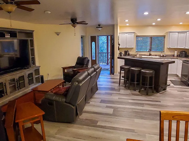 1009 Bear Claw Rd — Photo 2