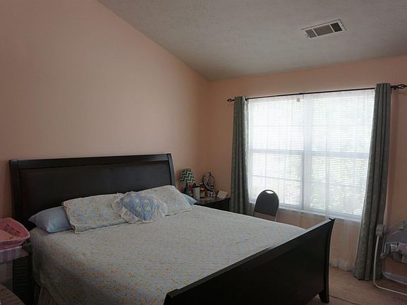 3rd image of 304 Clearsprings Dr