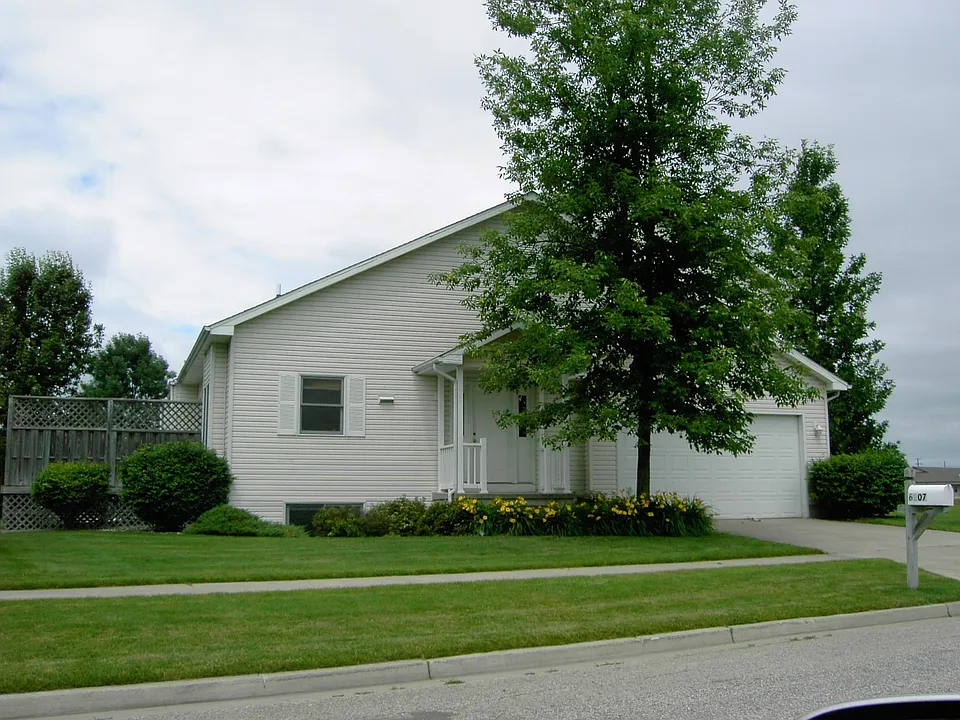 6107 Camelot Ct
