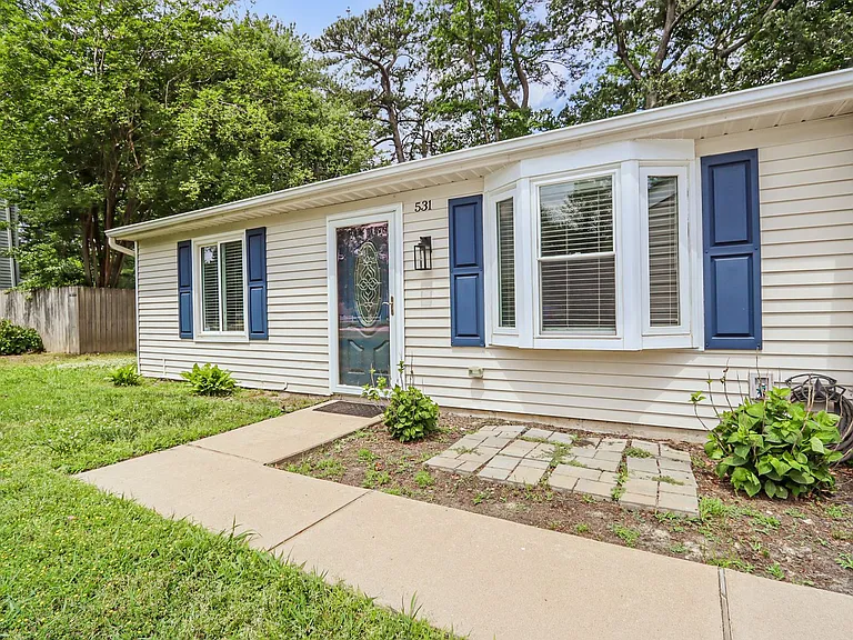 531 Ashwood Dr — Photo 2