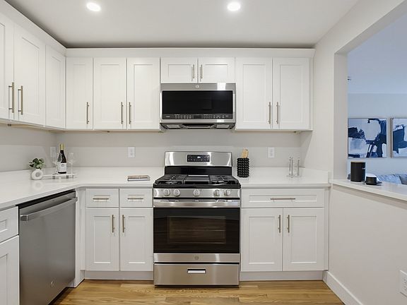 3rd image of 926 East St