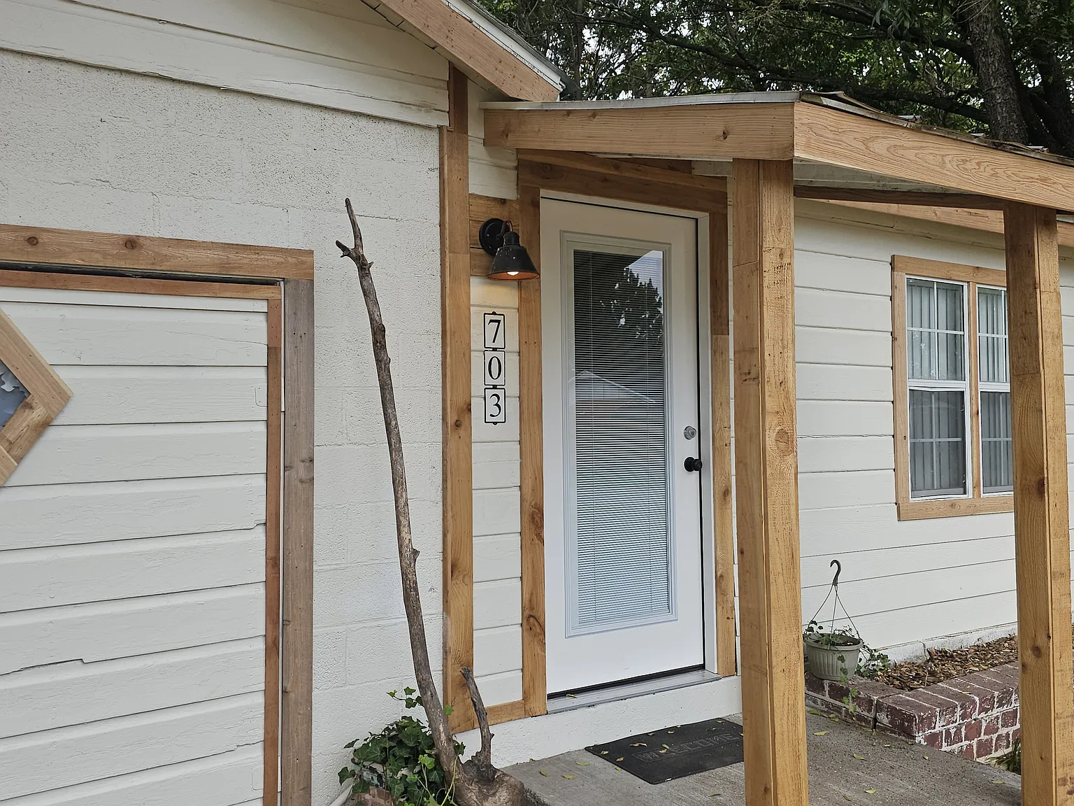 703 E Apache Pl — Photo 1