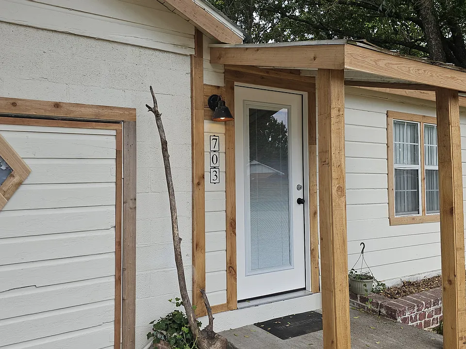 703 E Apache Pl