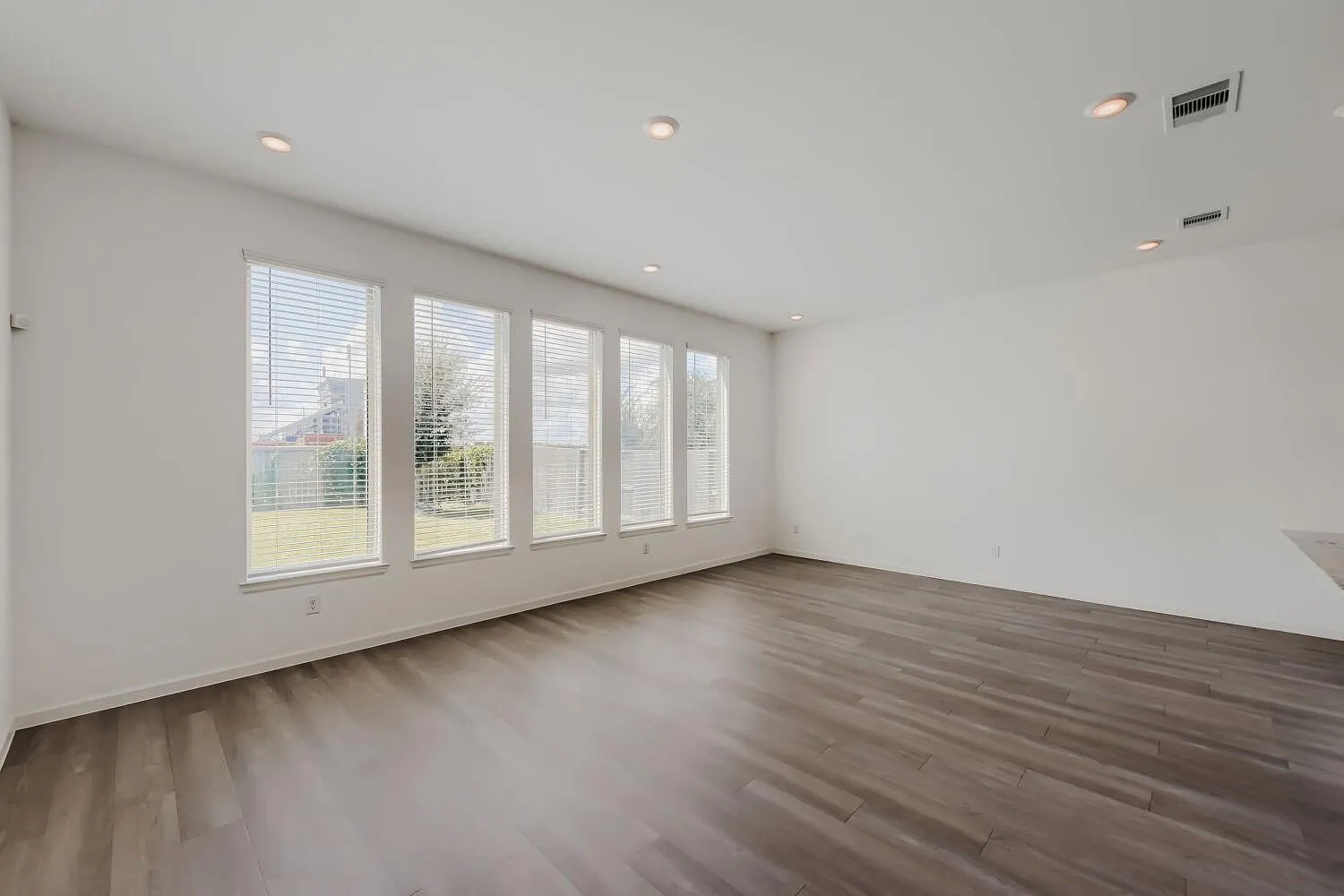 3 bed, 2.5 bath, 1912 sqft, $2,400 — Photo 4