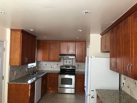3rd image of 4556 Moorpark Ave