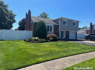 526 Narland Ln, North Babylon, NY 11703