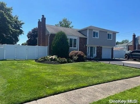 526 Narland Lane, North Babylon, NY 11703