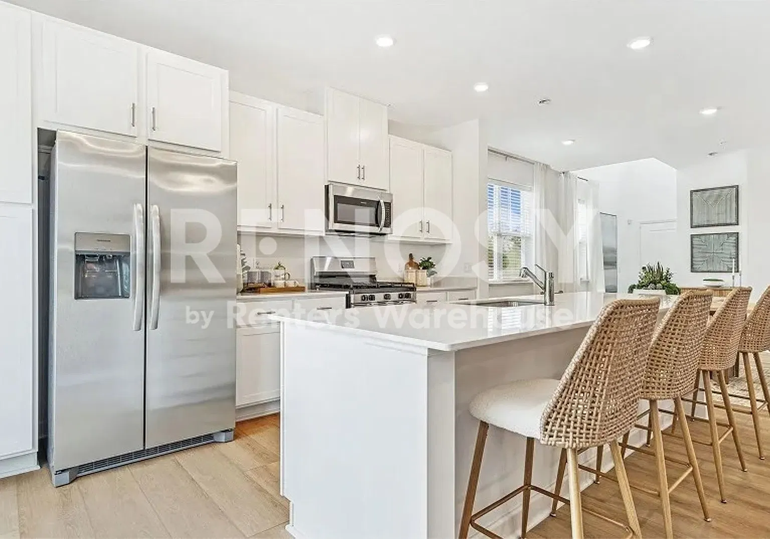Available November 1st 3 Bedroom 2 Bath End Unit Townhouse in Rosemount — Photo 4