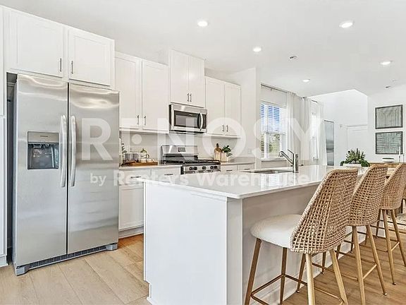 4th image of 1074 Anmeadle Row