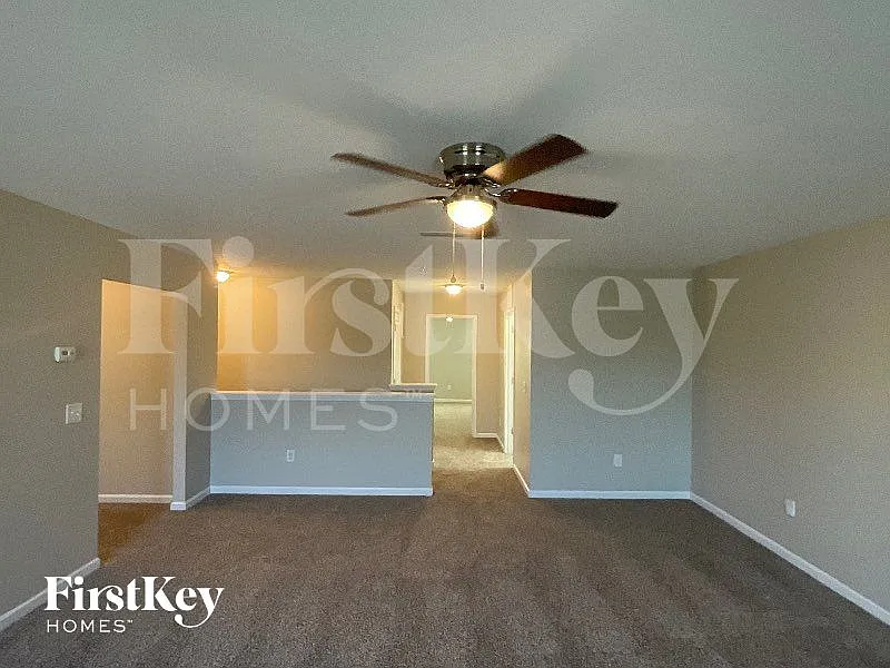 3 bed, 2.5 bath, 2482 sqft, $2,135 — Photo 4