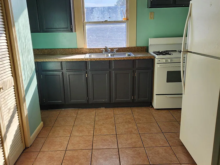4401 Avenue Q 1/2 #2 — Photo 5