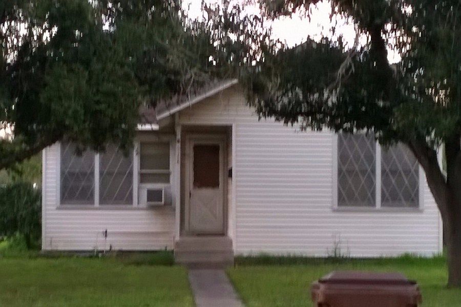 1st image of 928 W Kleberg Ave