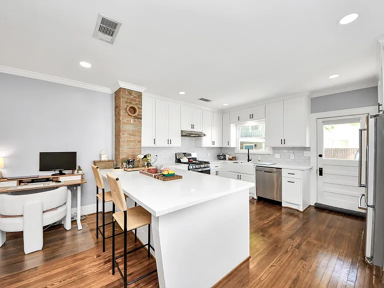 916 W Cottage St — Photo 14