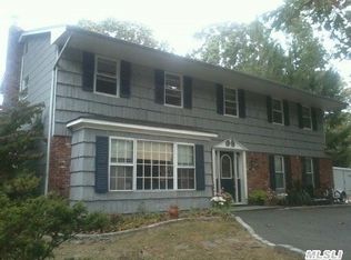 1 Scott Ct, Lake Grove, NY 11755