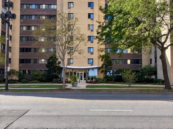 6300 N Sheridan Rd APT 717, Chicago, IL 60660