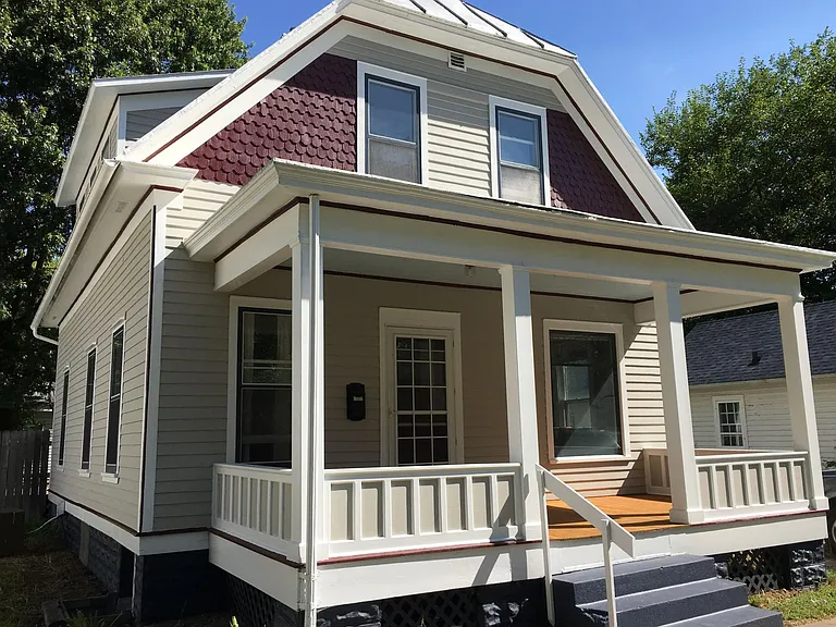 928 E Davenport St — Photo 1