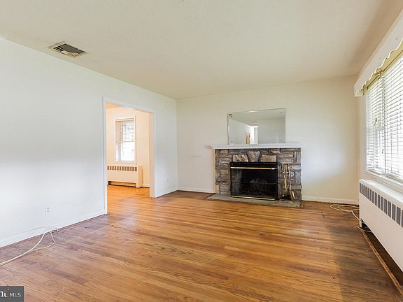 4th image of 1027 York Ave