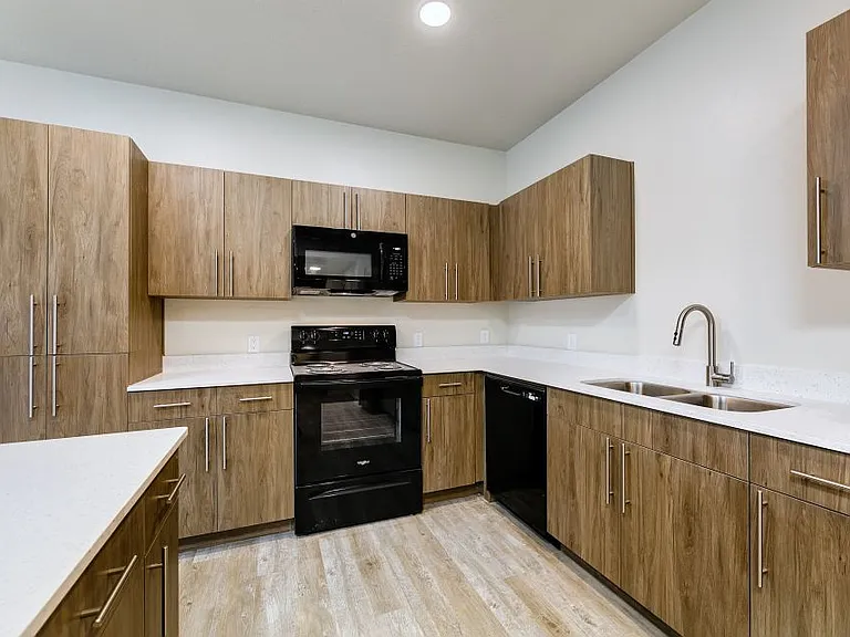 203 E Florida Ave — Photo 5