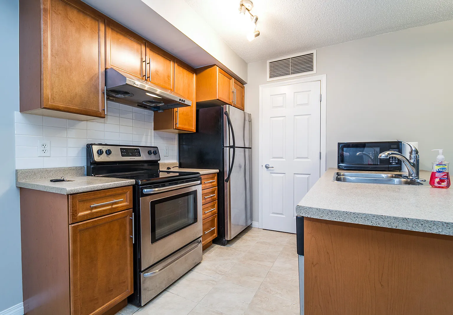 (PN 972) Stunning 2-Bedroom Condo with New Upgrades & Underground Parking — Photo 4