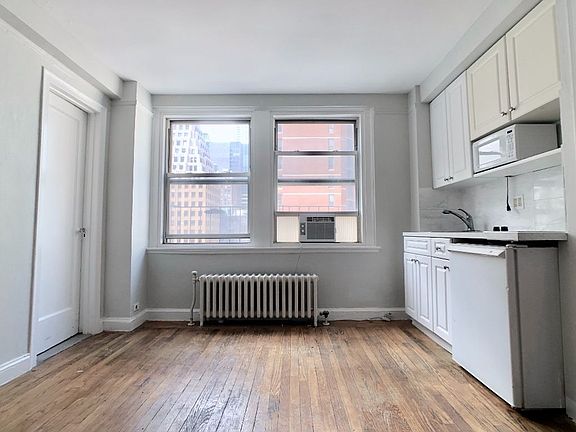 4th image of 315 E 43rd St #1007