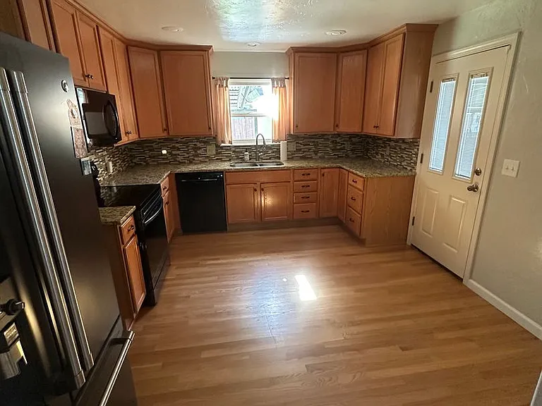 1228 Brady Ave — Photo 7