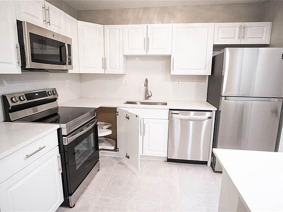 5th image of 760 SE 2nd Ave APT D215