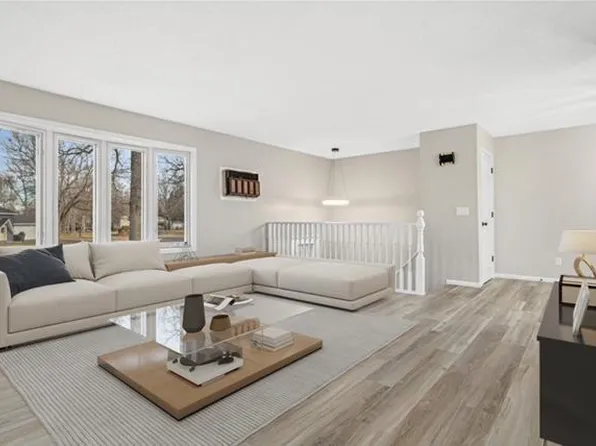 35 Knollwood St W, Annandale, MN 55302