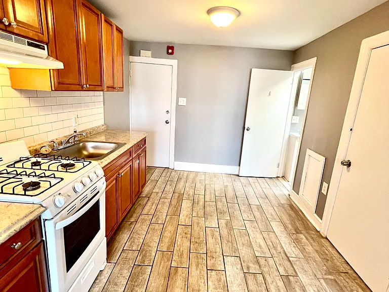 904 E Tioga St #2 — Photo 12