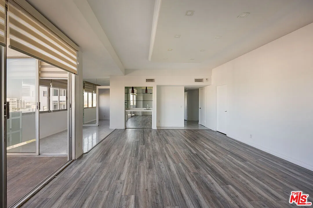 2 bed, 2.0 bath, 1377 sqft, $5,500 — Photo 4