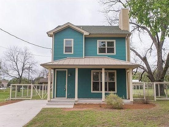 Front of house (long drive way & covered porch)