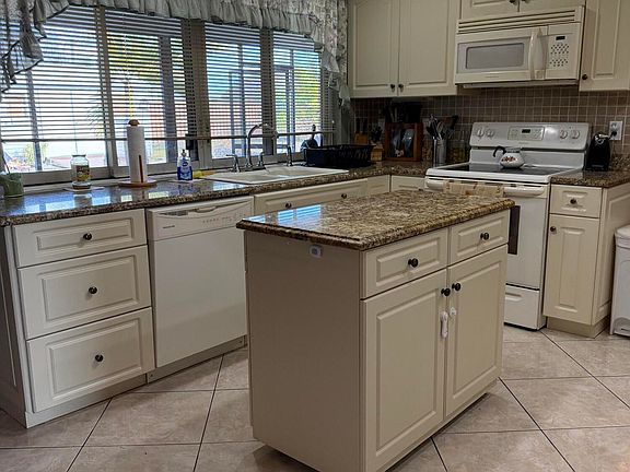 5th image of 459 SE Asbury Lane
