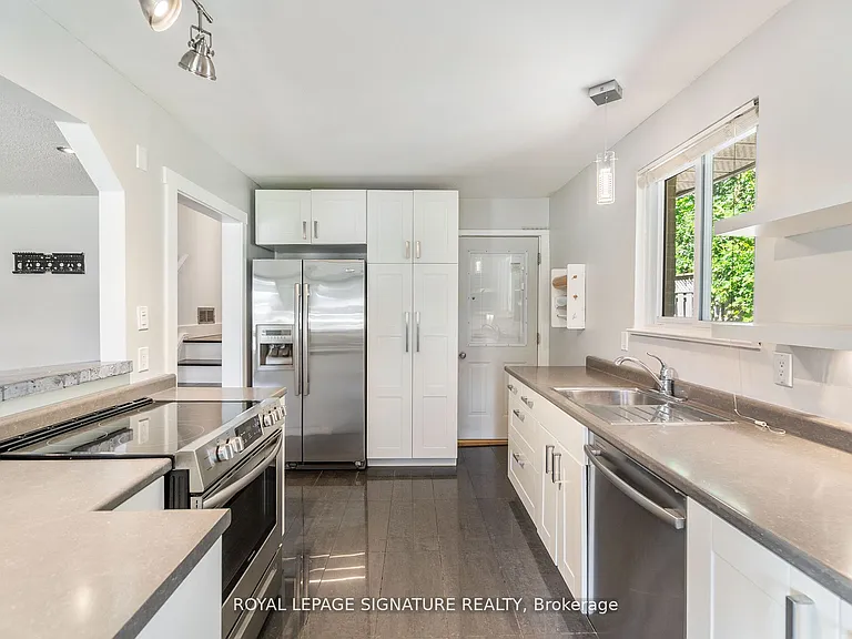 4 Patricia Ave #UPPER — Photo 17