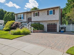 5 Bryans Ct #1, West Islip, NY 11795