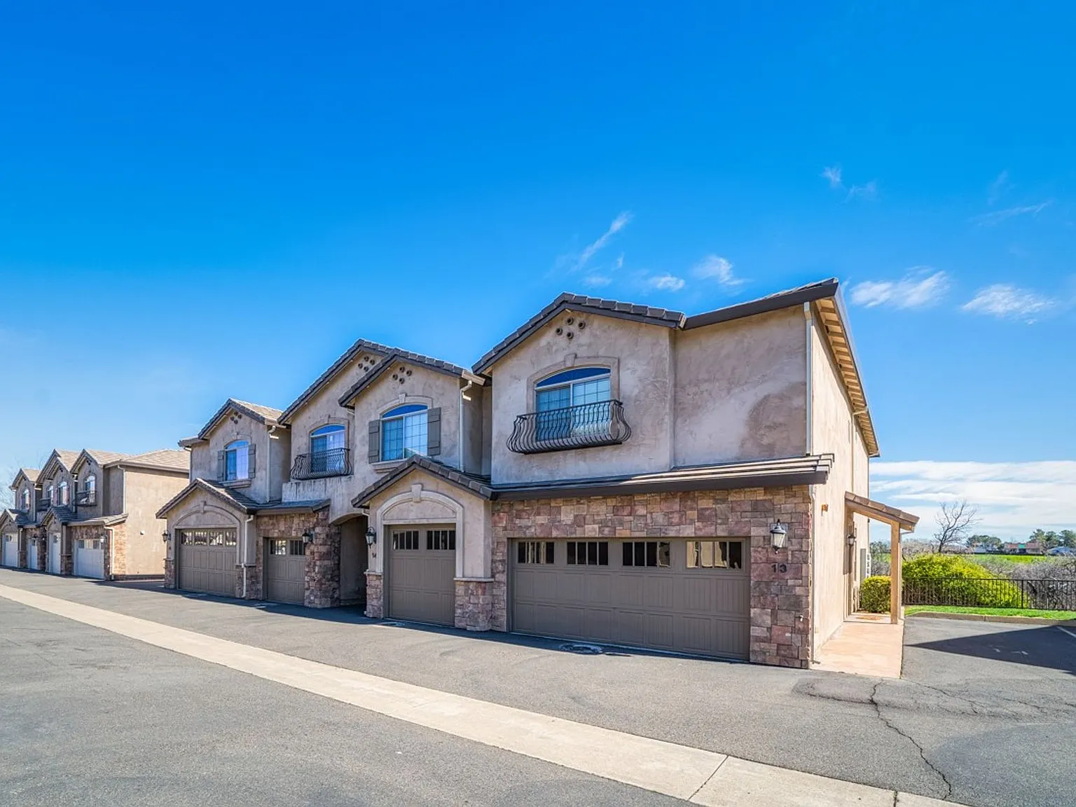 Ridgestone Villas - 870 Mission Sierra — Photo 4