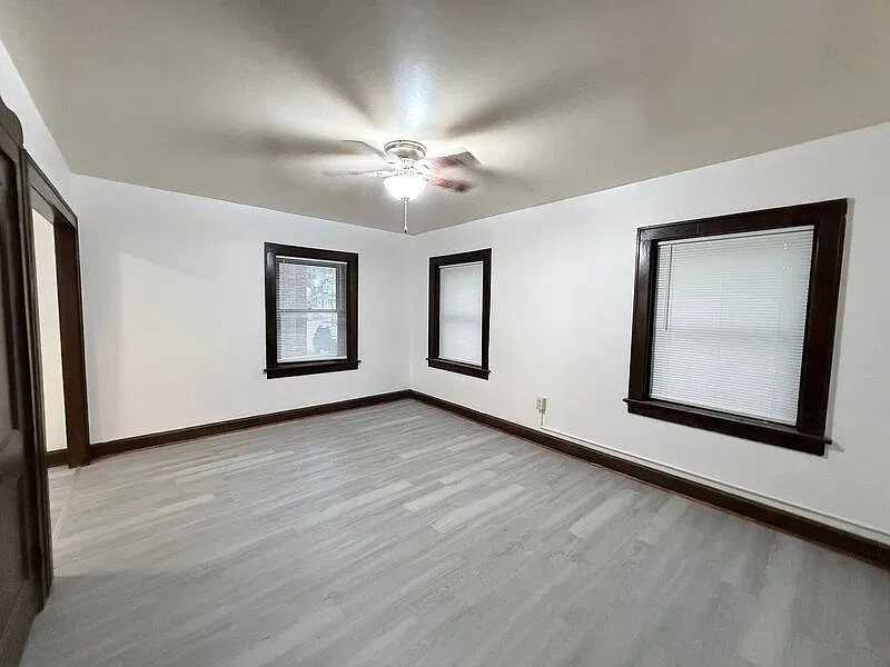 625 W Maple Ave — Photo 2