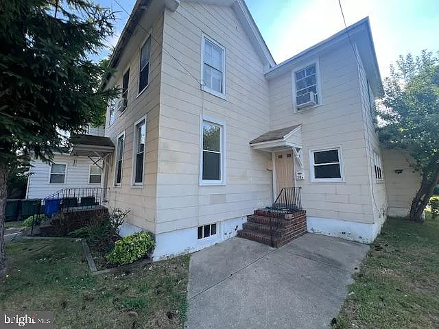 5 bed, 2.0 bath, 2416 sqft, $2,450 — Photo 3