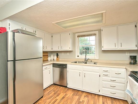 5th image of 298 Cedar Glen Dr