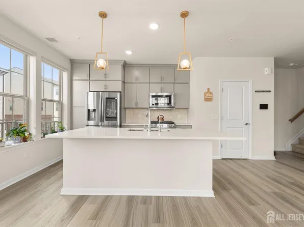 4 Arnold Dr #5302, Wood Ridge, NJ 07075