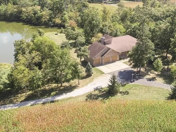 10137 Long Lake Ln, Mascoutah, IL 62258